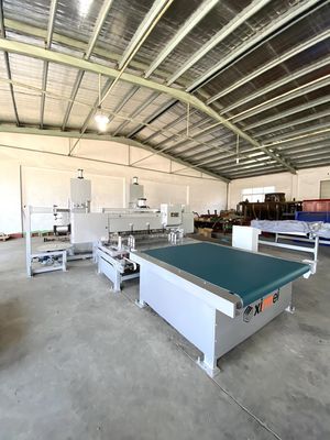 Máy cắt bọt CNC chính xác cao EPE Bảng cắt cạnh cạnh